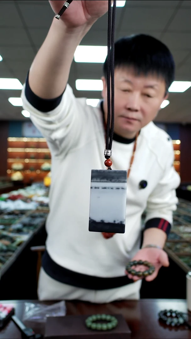 颈饰未镶嵌和田玉曾**有吊坠