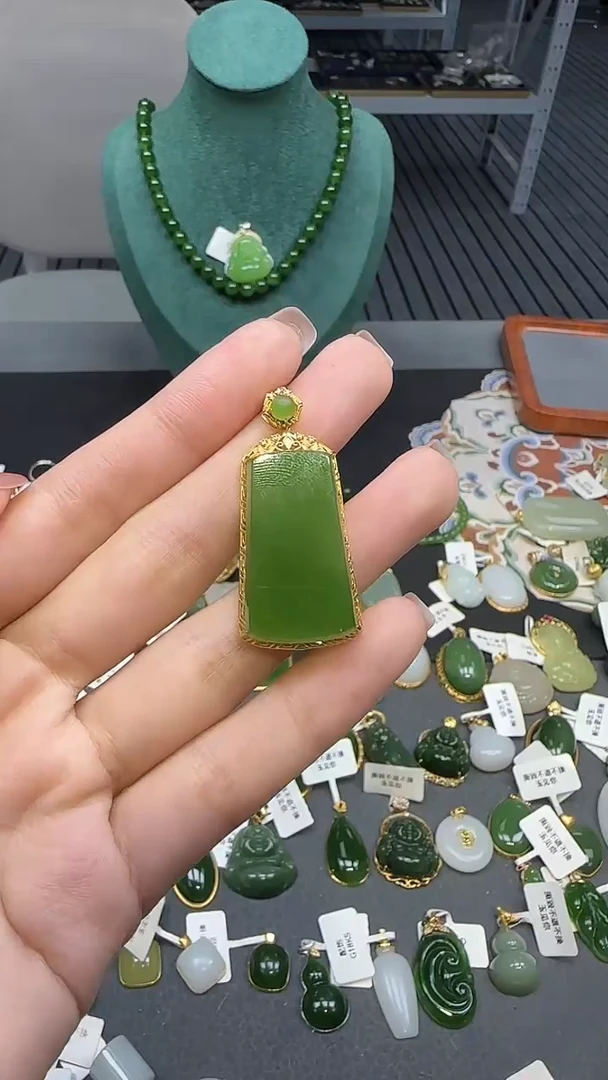 18K金镶嵌和田玉挂件1