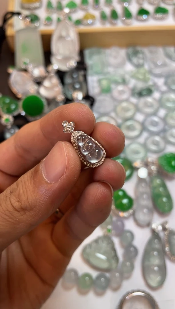 【闪购商品】翡翠吊坠(不含链)18K金镶嵌豆子