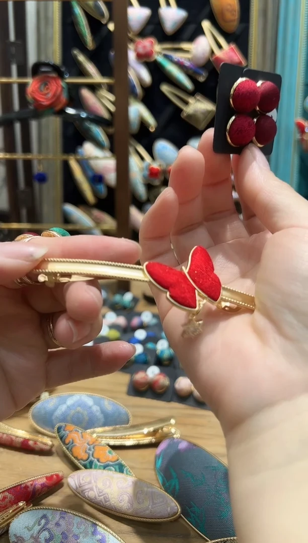 【闪购商品】【一物一拍专车】红色正绢蝴蝶弹簧夹