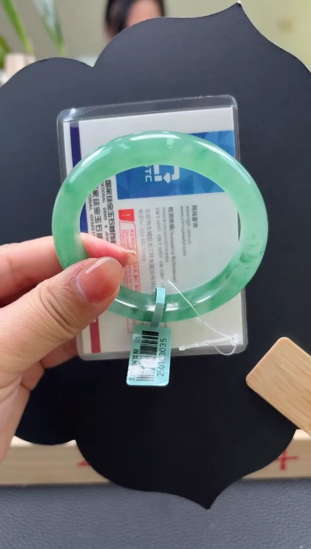 【闪购商品】石英质玉手镯未镶嵌口径54+