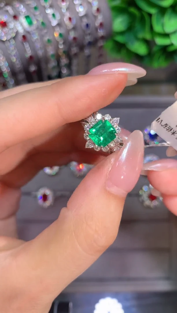祖母绿戒指18K金镶嵌1.39CT