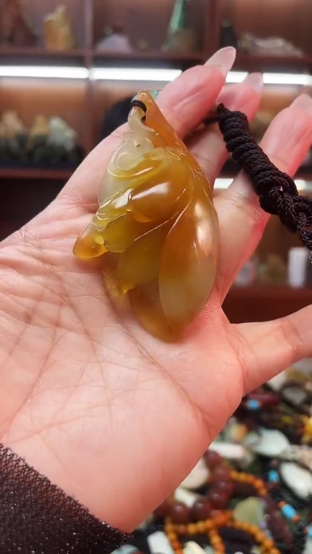 未镶嵌蛇纹石玉吊坠