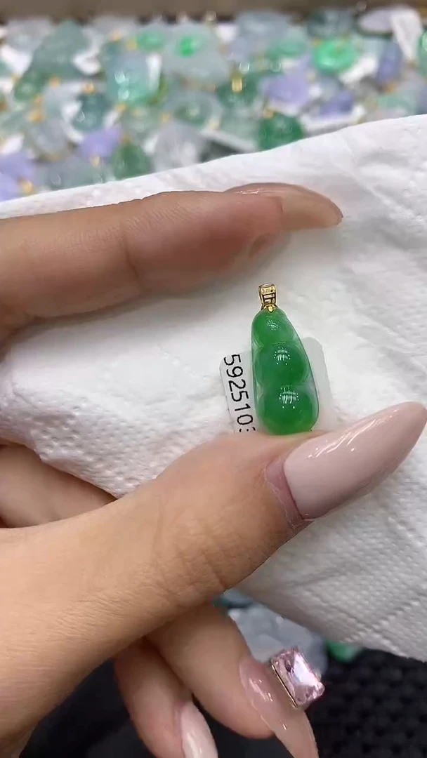 颈饰18K金镶嵌翡翠111111111111