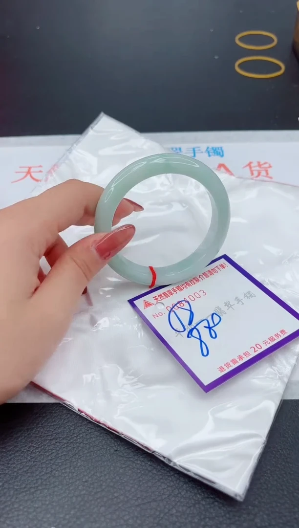 翡翠手镯未镶嵌1