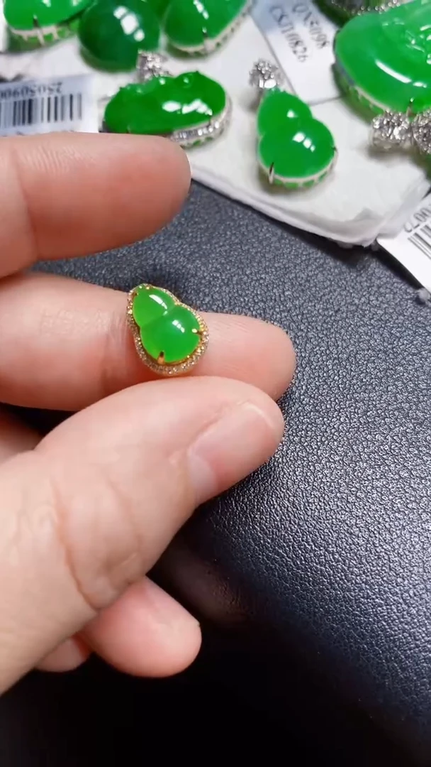 颈饰18K金镶嵌翡翠葫芦