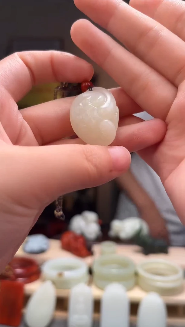 颈饰未镶嵌和田玉吊坠