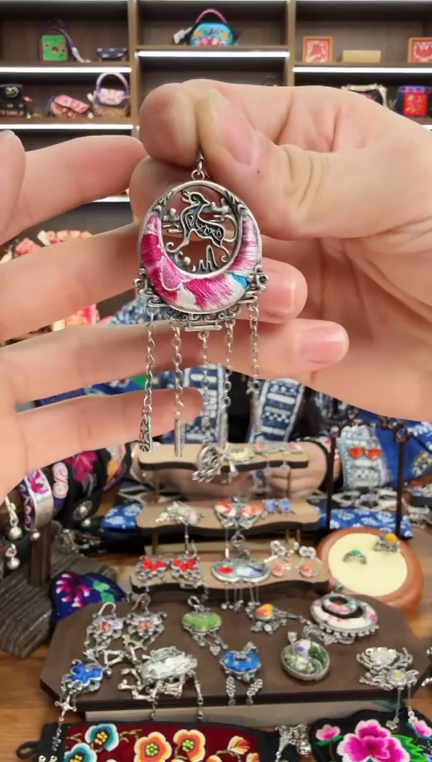 【闪购商品】织绣99蒙阿苏苗绣传承