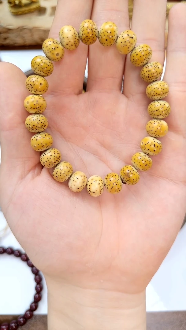 星月菩提手串星月鸡油黄苹果圆1.1