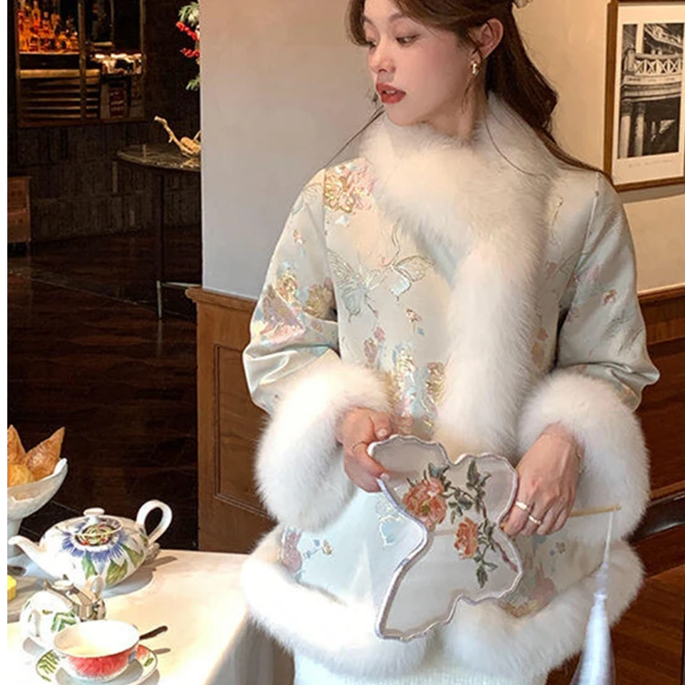 2025年秋冬季百搭新款新中式国风刺绣斗篷外套百搭舒适保暖棉服女