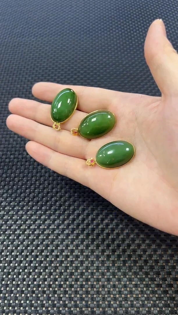 颈饰18K金镶嵌和田玉（多样性发一件）