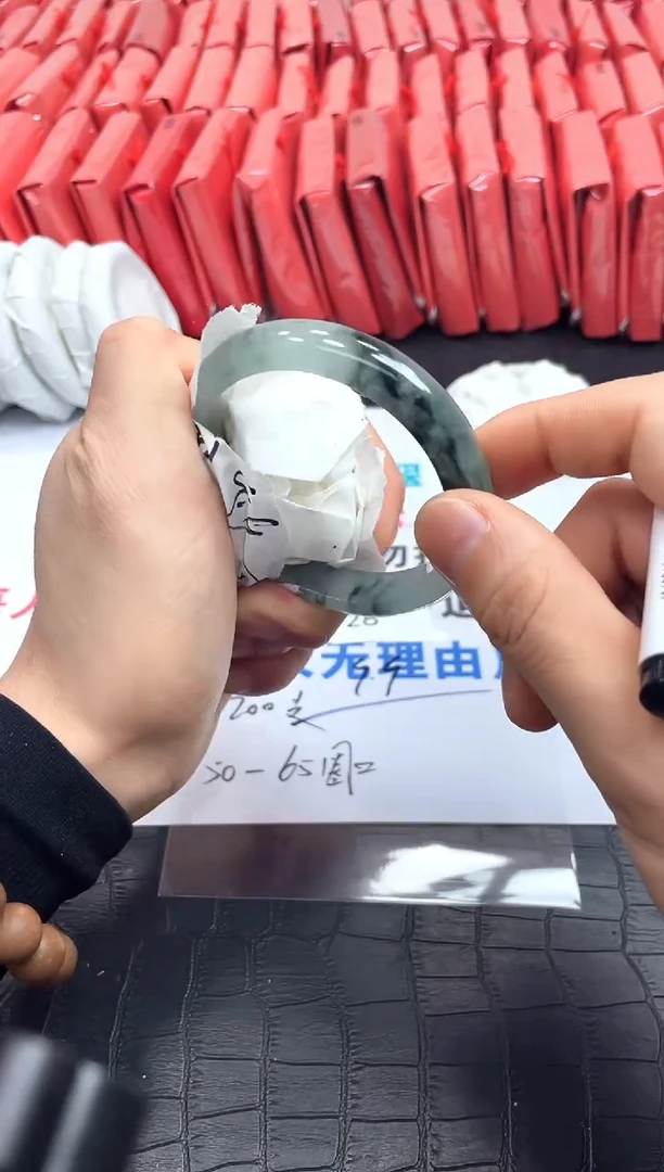 翡翠手镯未镶嵌所见所得，高冰美人镯！