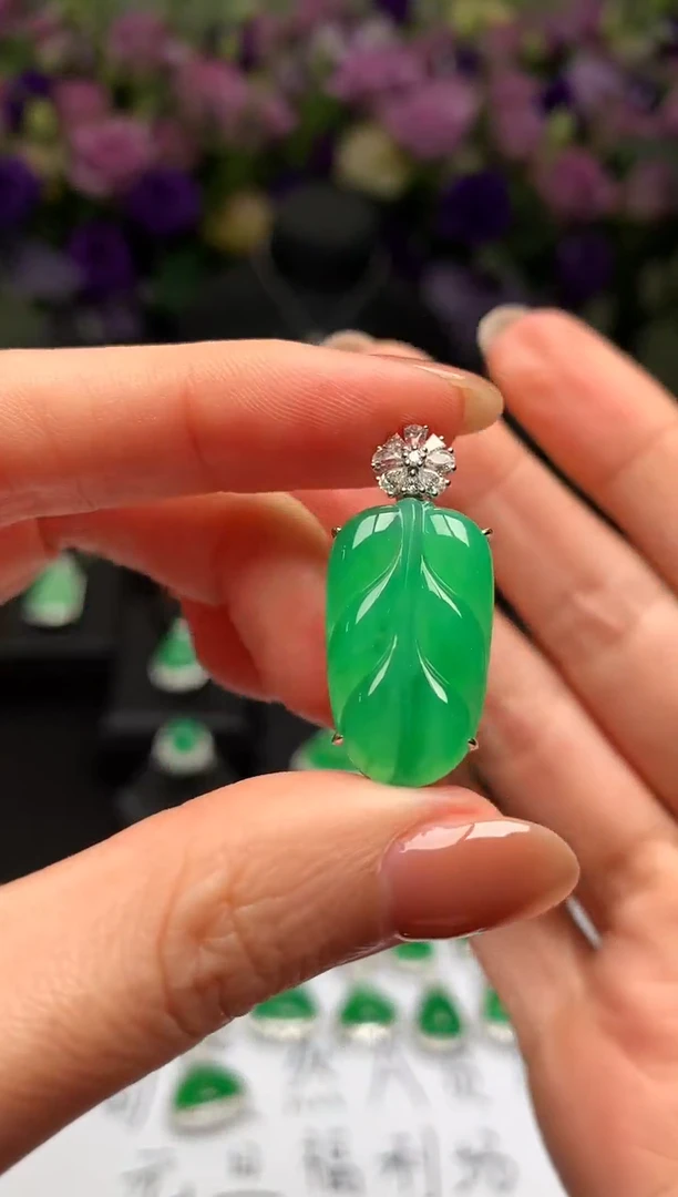 颈饰18K金镶嵌翡翠叶子