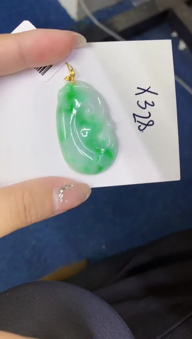 颈饰18K金镶嵌翡翠缅甸天然翡翠A货