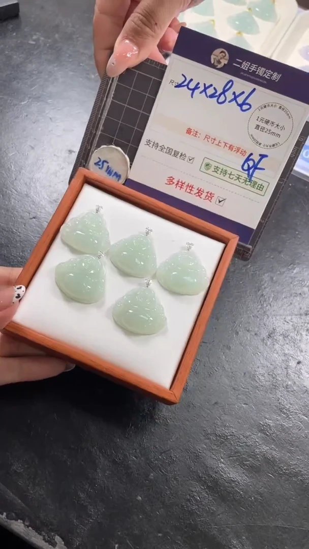 18K金镶嵌挂件翡翠冰绿佛公多样性发其一CP19配绳