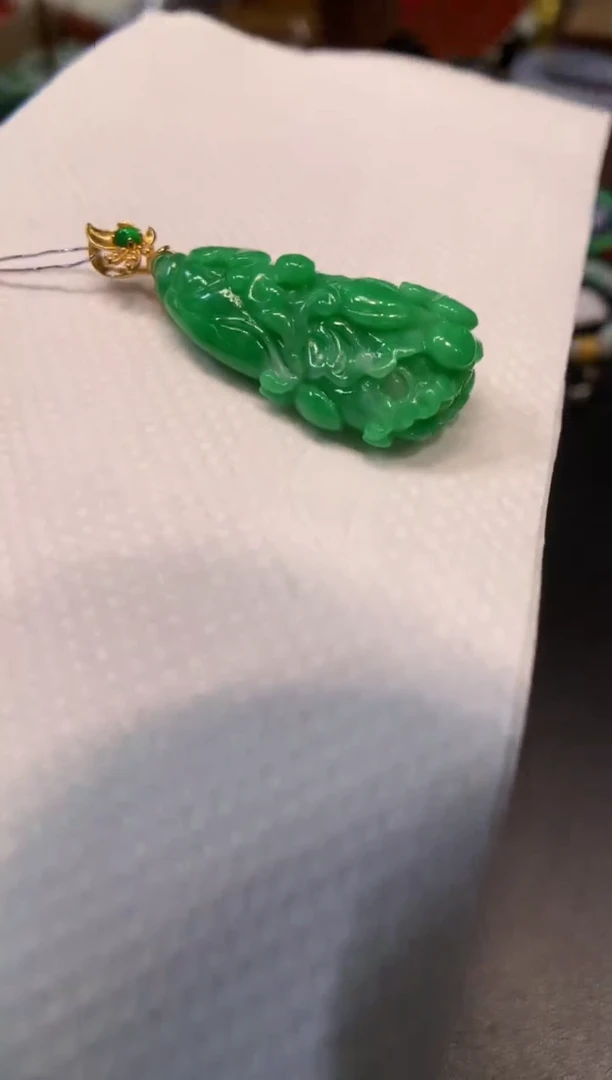 颈饰18K金镶嵌翡翠白菜