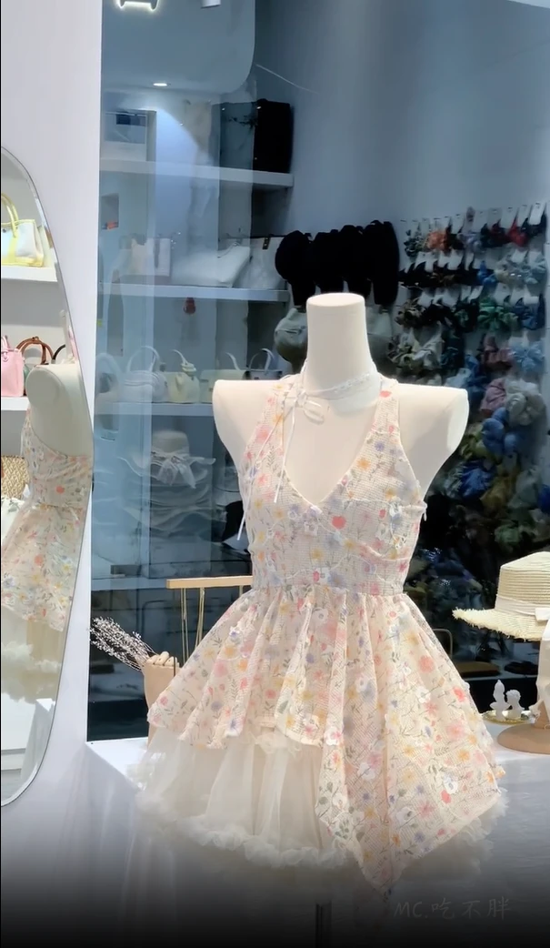 甜美辣妹时尚气质设计感不规则挂脖连衣裙女2025新款显瘦蓬蓬短裙