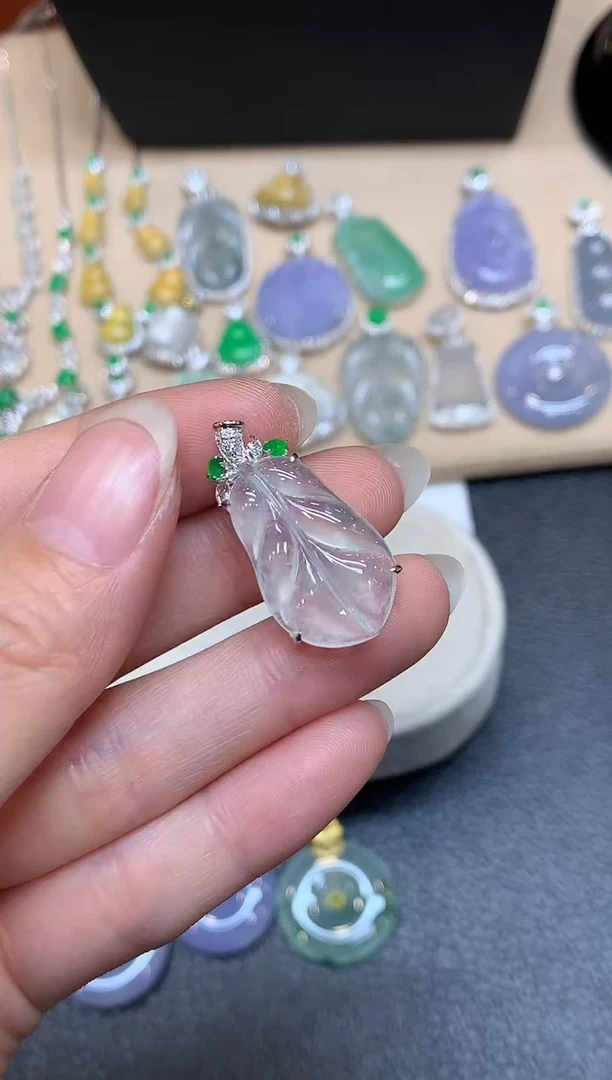 颈饰18K金镶嵌翡翠芭蕉叶【无服务费