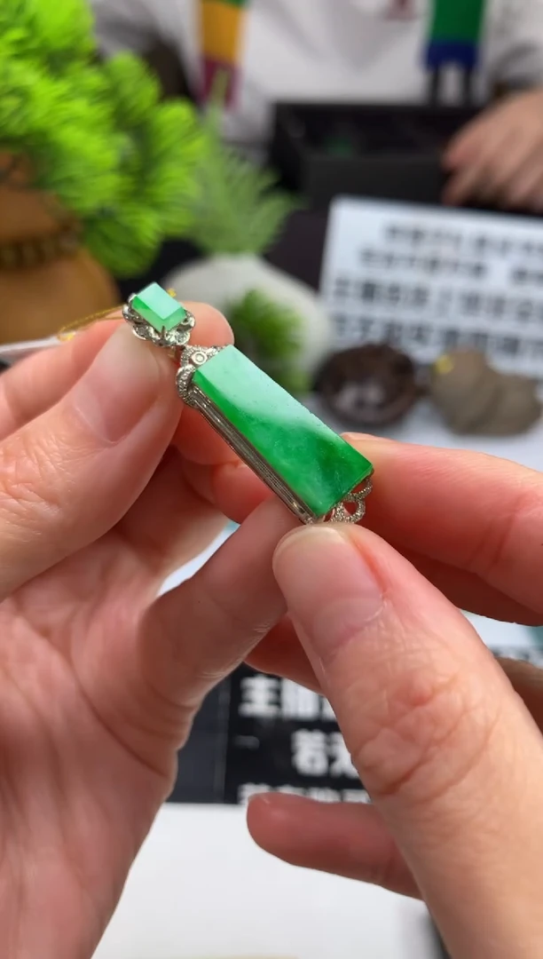 颈饰18K金镶嵌翡翠爱***人---103528