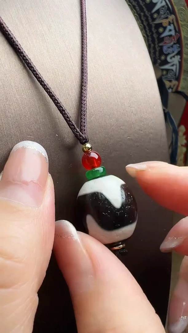 未镶嵌颈饰玛瑙/玉髓精品黑白牙牙吊坠