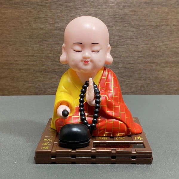 新款太阳能木鱼小和尚摆件车载摆件汽车摆件不用充电不用电池