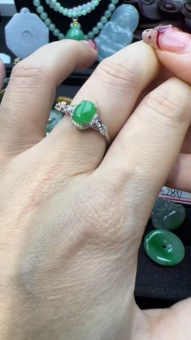 18K金镶嵌戒指翡翠蛋面