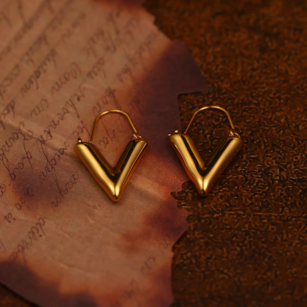 铜合金合成锆石耳饰  中古vintage简约V形字母耳饰TQ-7047