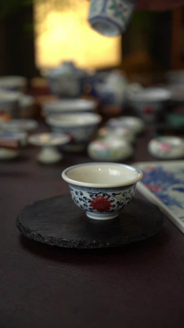 牡****房景德镇全手工手绘青花釉里红缠枝莲压手杯（微瑕）