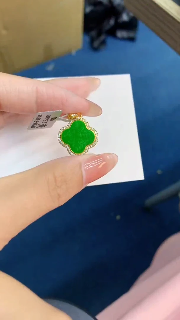 翡翠未镶嵌颈饰           1