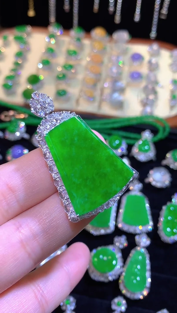 颈饰18K金镶嵌翡翠高冰满绿无事牌毛衣链吊坠一刀切