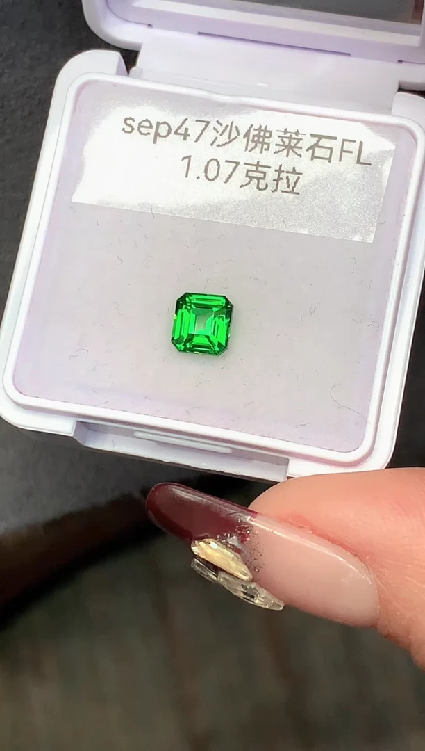 未镶嵌耳饰石榴石（沙弗莱）1.07克拉卡扎尼