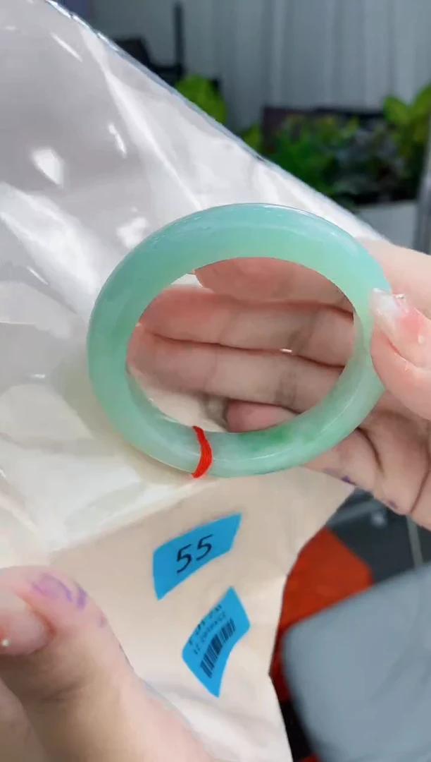 翡翠手镯未镶嵌翡翠手镯