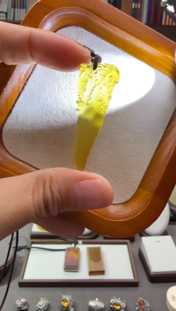 未镶嵌颈饰琥珀龙牙吊坠