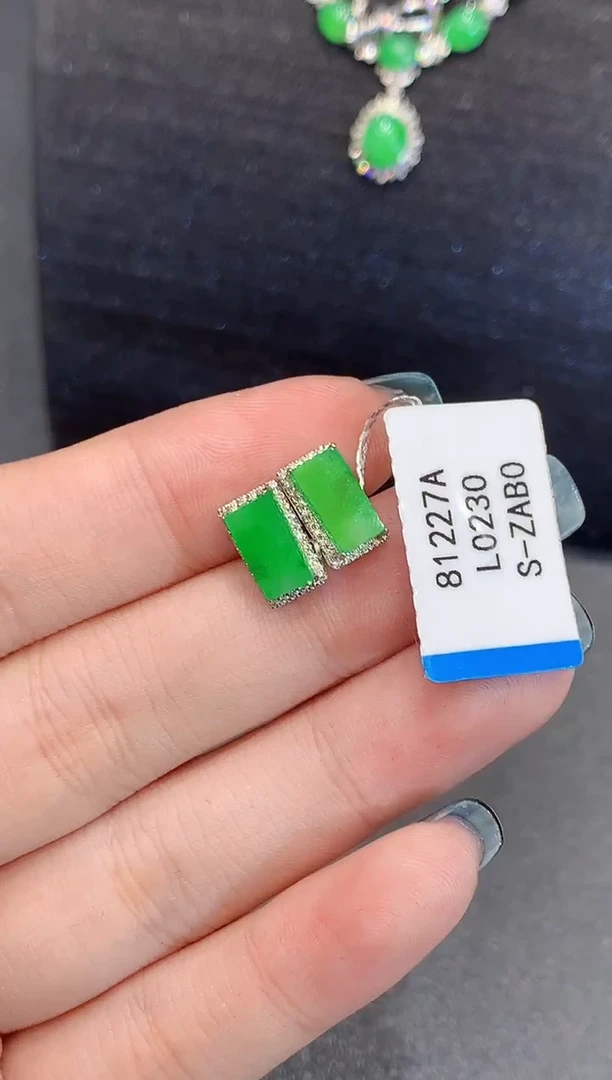 18K金镶嵌翡翠耳饰L0230多样性发其一