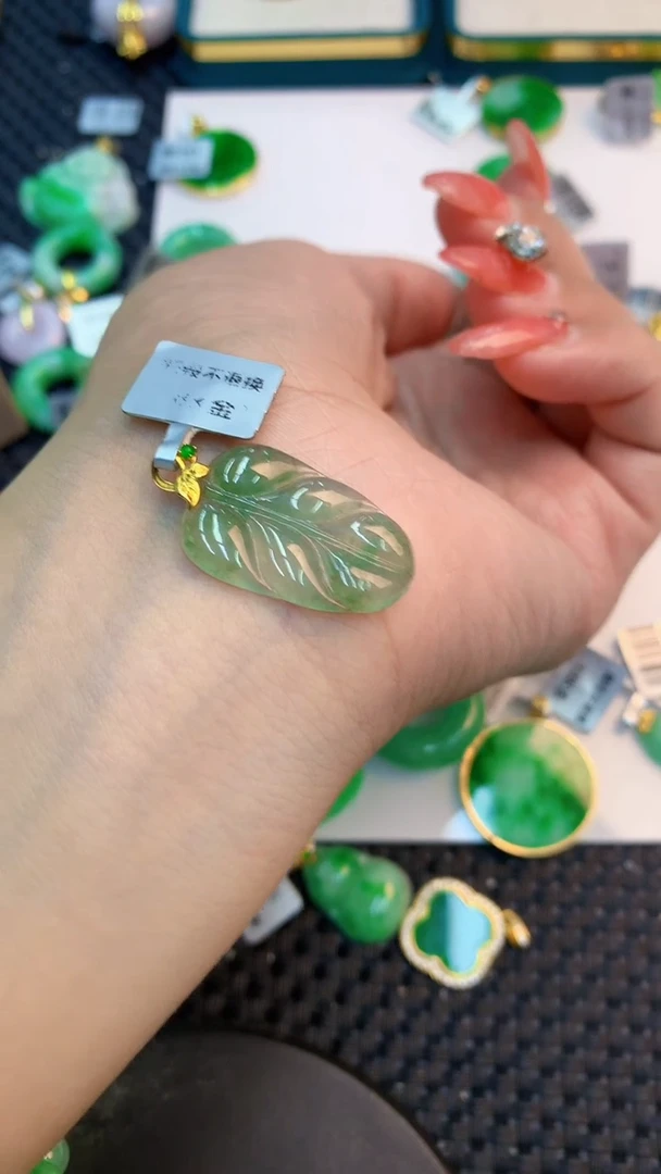 颈饰18K金镶嵌翡翠1
