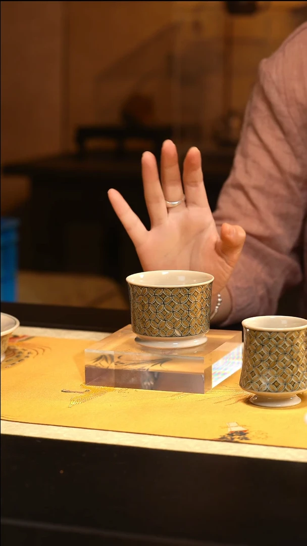 Q立勤堂青花釉里金铜钱纹小容天 单杯