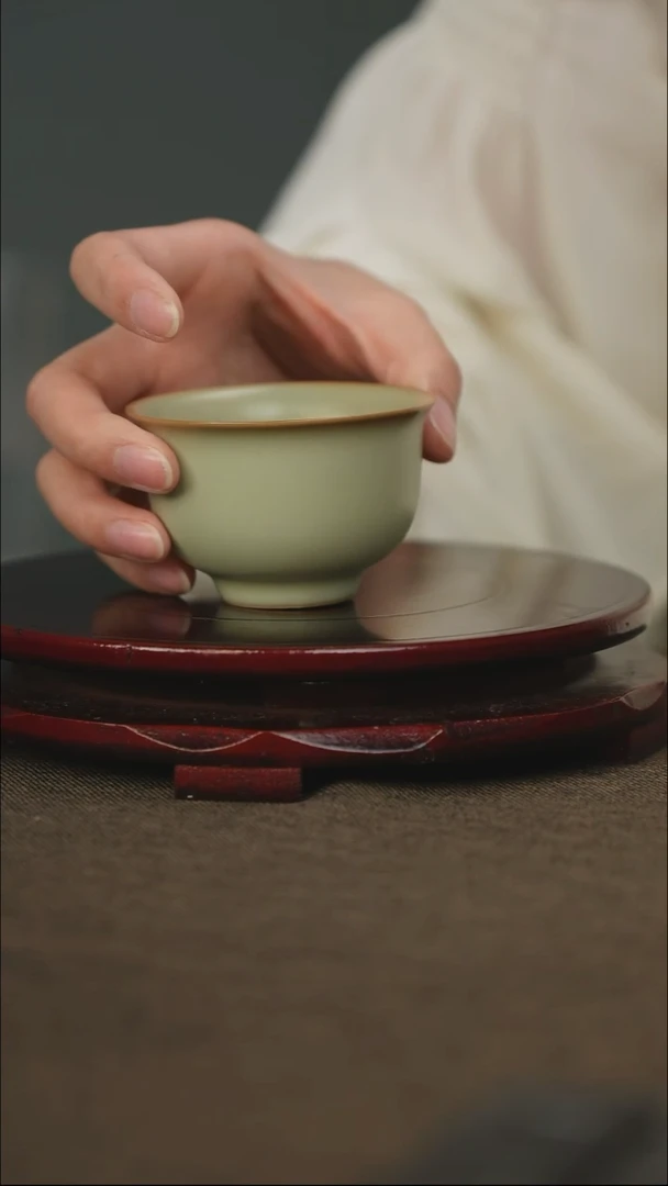 粉青 压手杯 带底款