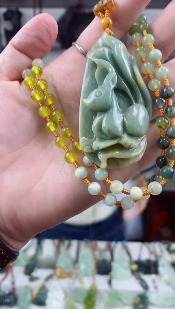 未镶嵌岫玉颈饰1