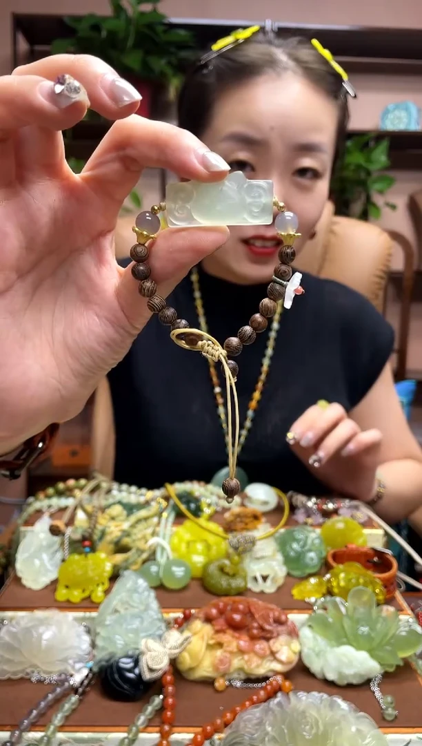 未镶嵌岫玉颈饰多样性发货发其中之一
