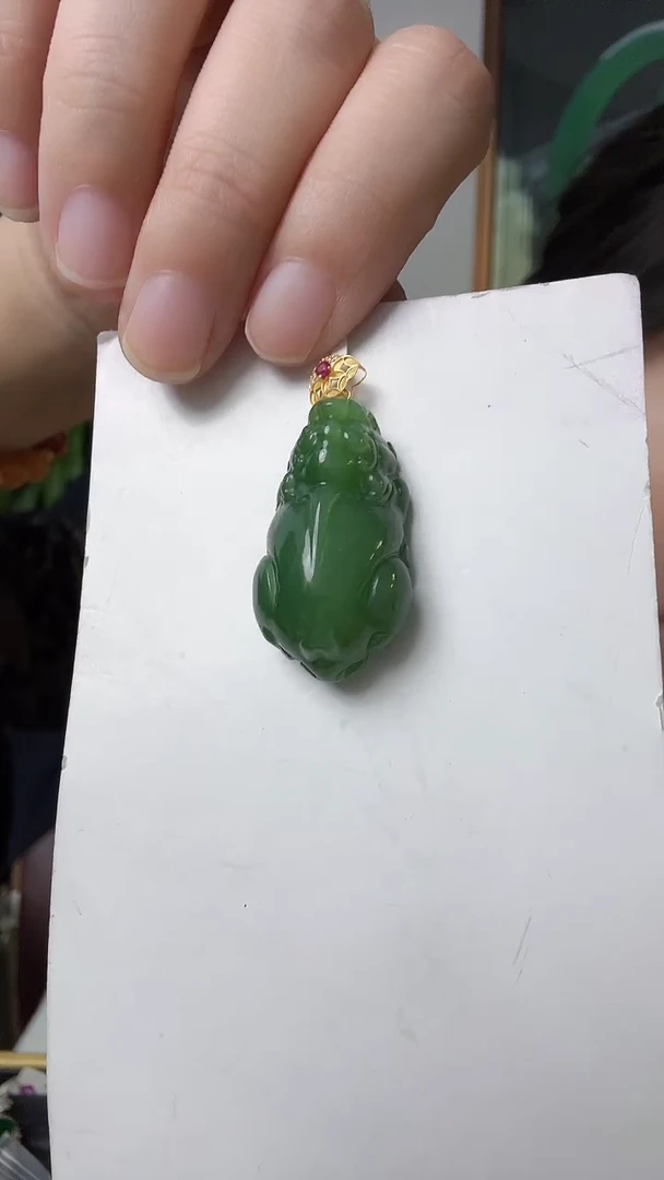 颈饰18K金镶嵌和田玉貔貅荣倩
