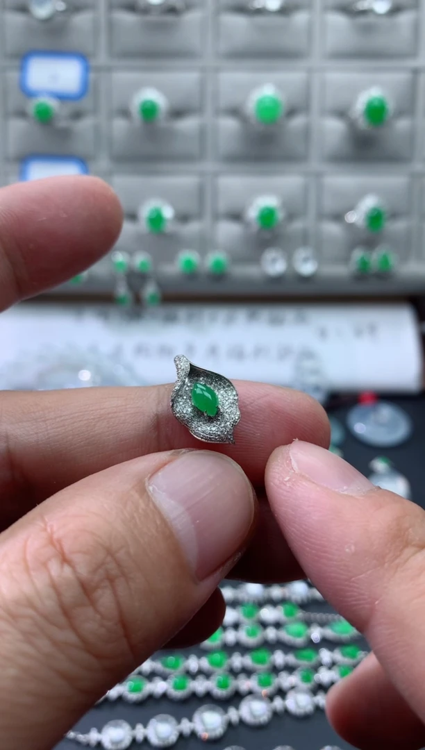 颈饰18K金镶嵌翡翠18K翡翠伴钻