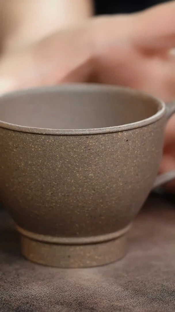 粗砂老料蟹壳青光素手把杯