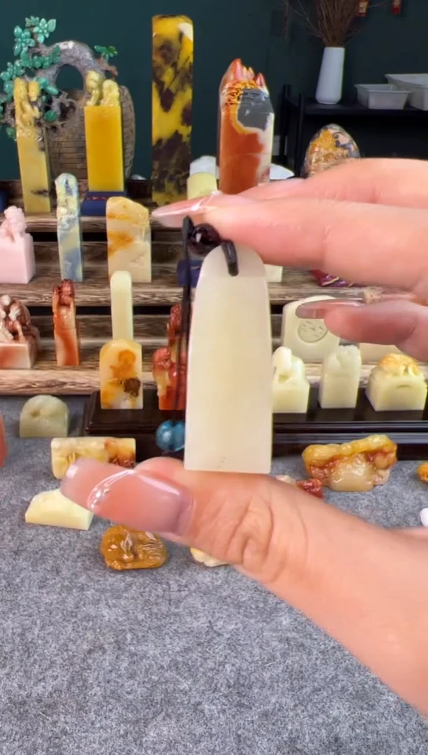 寿山石白芙蓉如意章1.5*1.5*4.2