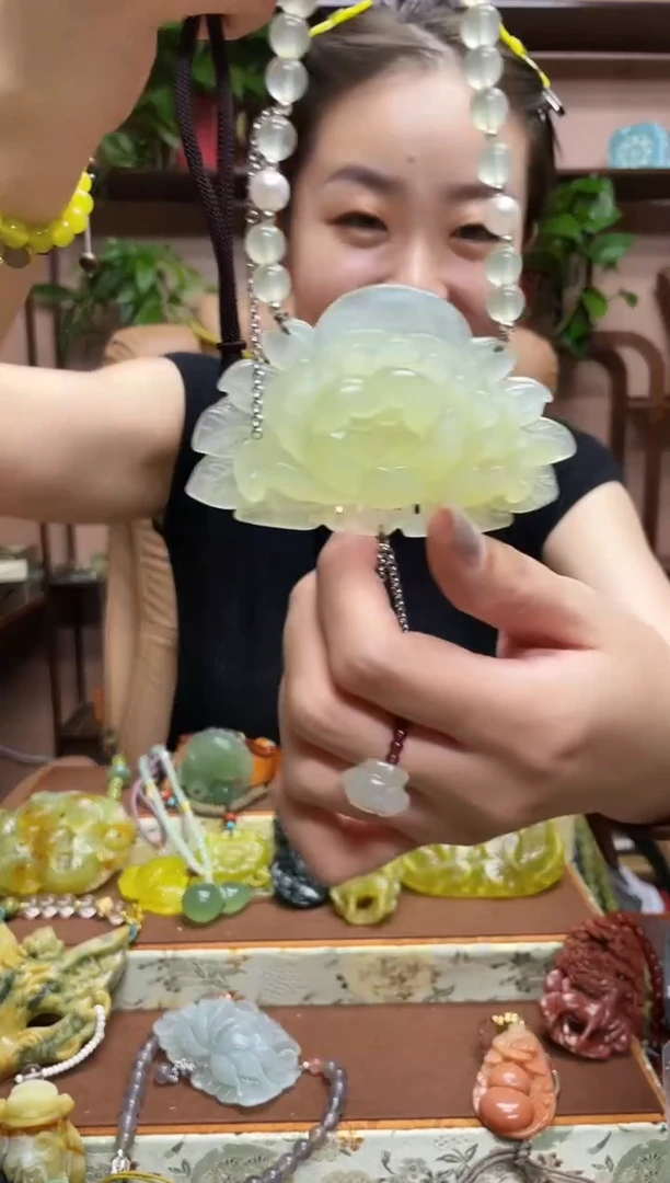 未镶嵌蛇纹石玉颈饰·