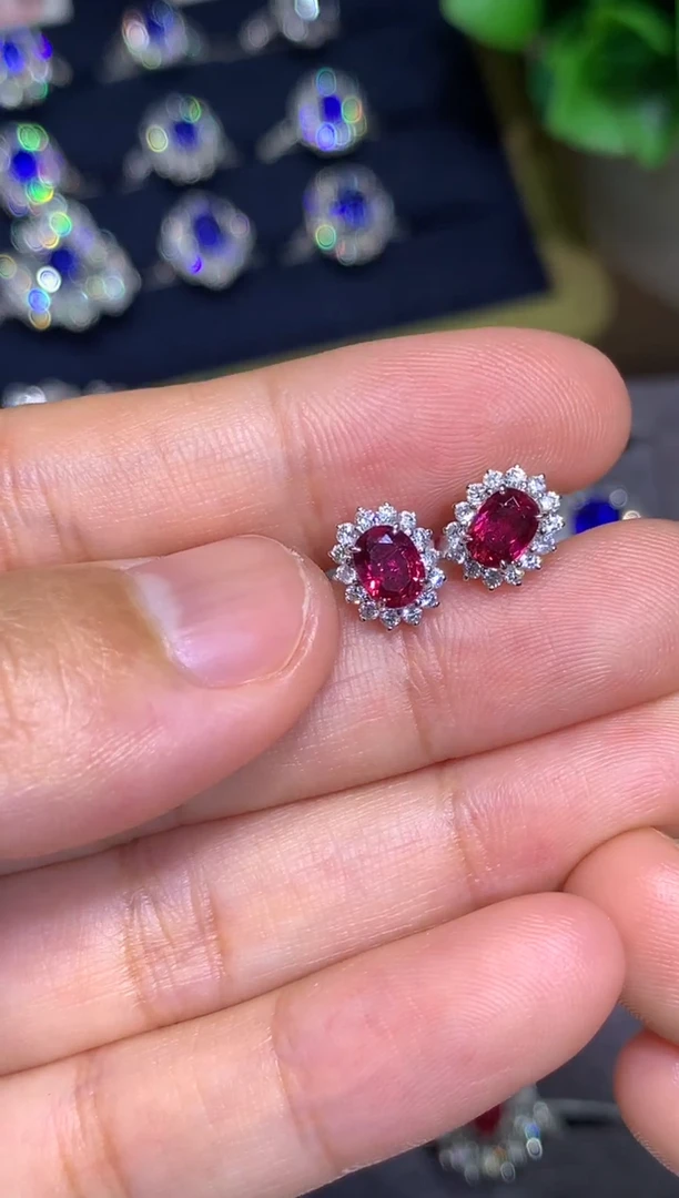 18K金镶嵌耳钉红宝石1.23ct
