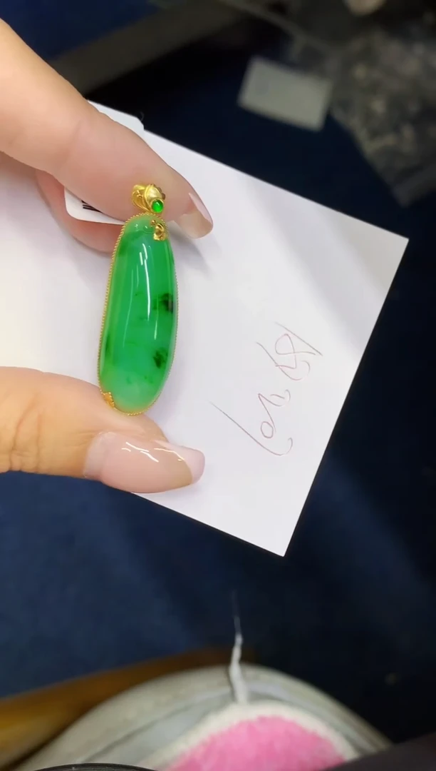 翡翠18K金镶嵌颈饰缅甸天然翡翠A货