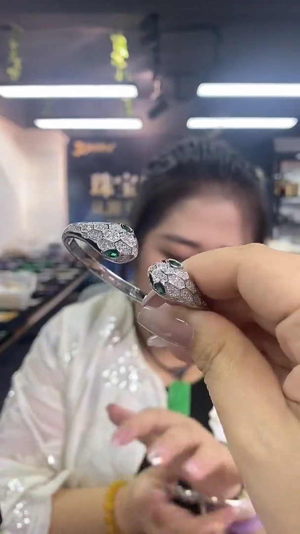 手镯未镶嵌祖母绿多样性发其一颜色微差