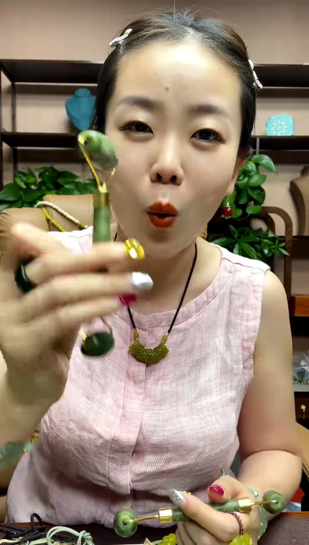 岫玉未镶嵌颈饰多样性发货发其中之一