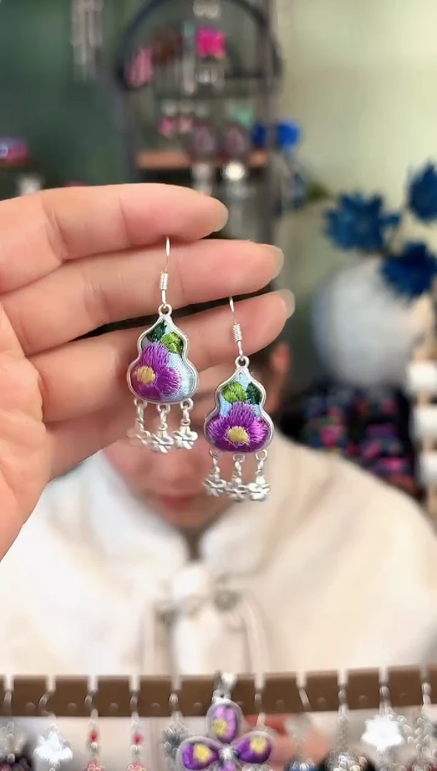 彩云南阁非遗老绣饰品269