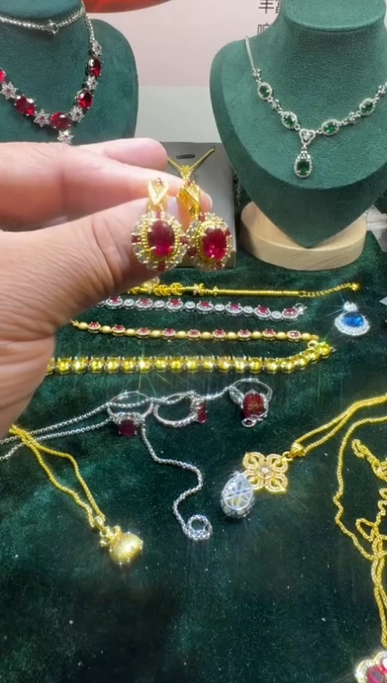 18K金镶嵌耳饰红宝石1